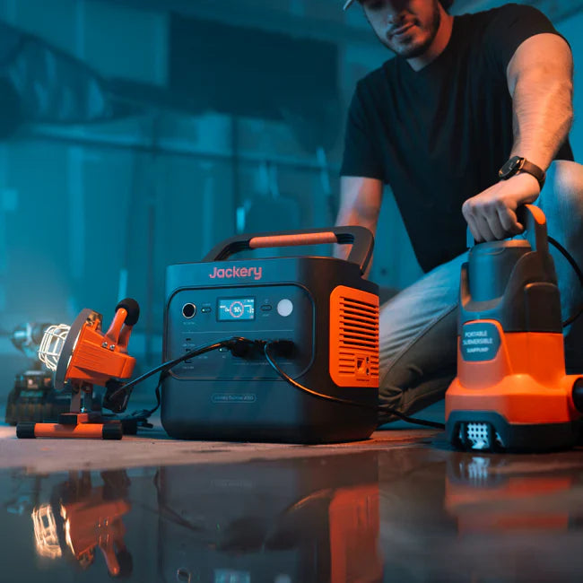 Jackery Explorer 2000 V2 Solar Generator + SolarSaga 500 X