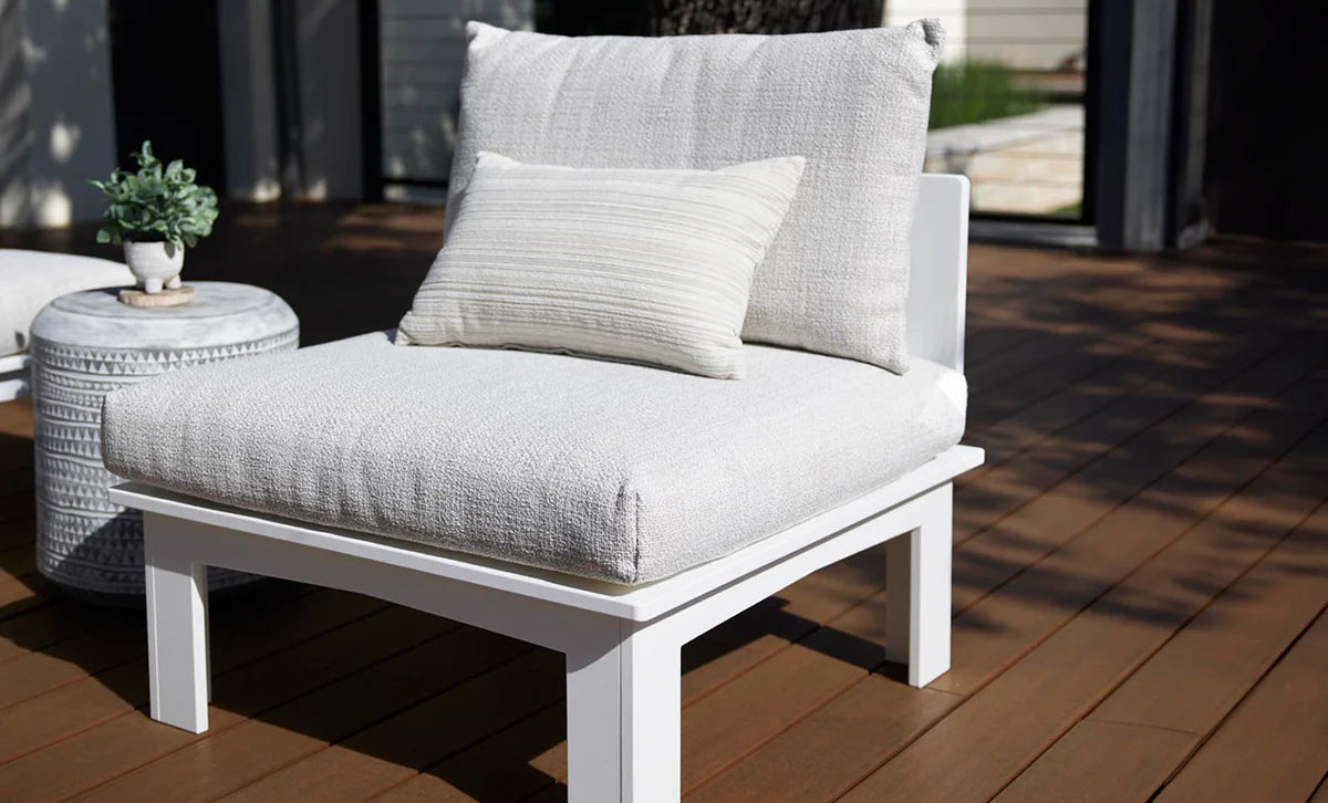 Ledge Lounger Mainstay Sectional Relaxed Middles