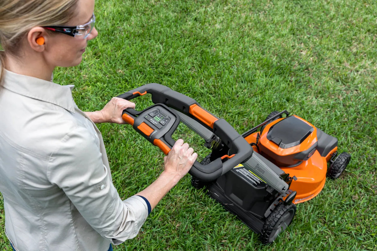 Husqvarna LE322 Lawn Expert Self Propel Battery Push Mower #970607501